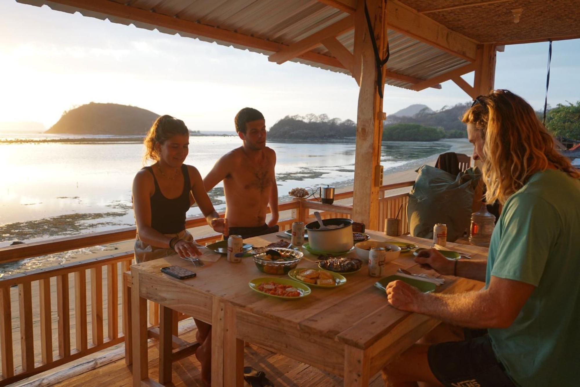 Boneputeh Homestay Taliwang Δωμάτιο φωτογραφία